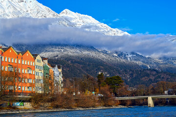 Die Häuserzeile von Mariahilf in Innsbruck (Tirol, Österreich)