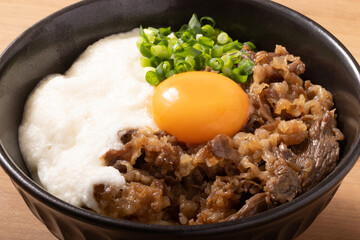 牛肉とろろ玉子　ぶっかけうどん