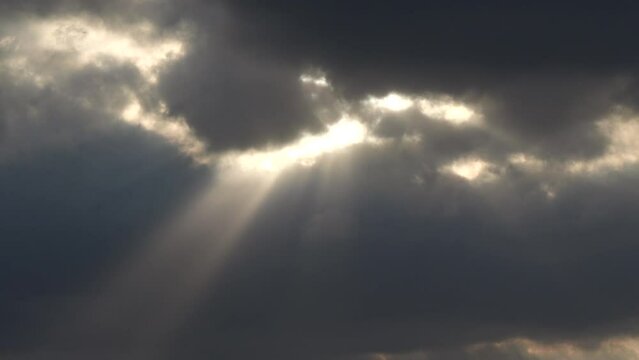 ゆっくり動く雲と隙間から漏れる太陽の光