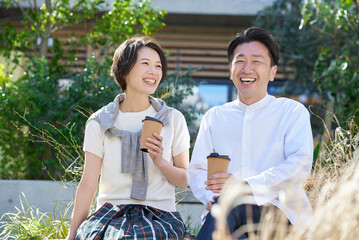 屋外で親密に話す男女