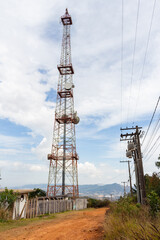 Torre de se&ccedil;&atilde;o quadrada com enlaces de microondas - PO&Ccedil;OS DE CALDAS, MG, BRAZIL - JULY 19, 2023: Square-section tower with its microwave link antennas at the top of the S&atilde;o Domingos mountain range.