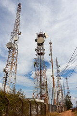 Torres de telecom alinhadas na Serra de São Domingos