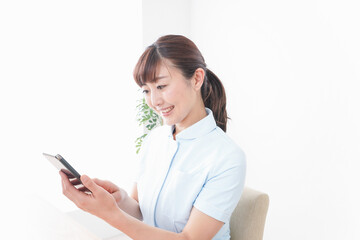 Naklejka premium デスクワークをする看護師