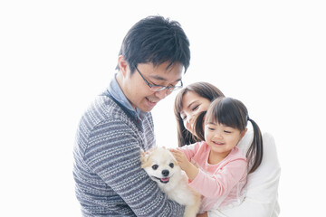 犬を飼う幸せなファミリー