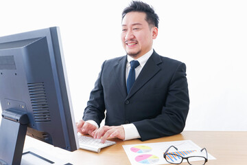 デスクワークをするビジネスパーソン