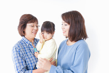 仲良しの子供と母とおばあさん