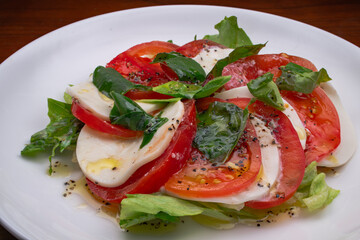 トマト　モツァレラ　バジル　カプレーゼ