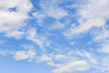 青空と白い雲　コピースペース