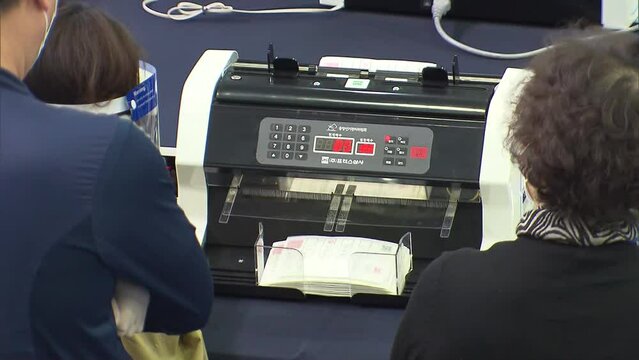 분류된 투표 용지의 숫자를 세는 자동화 기계 