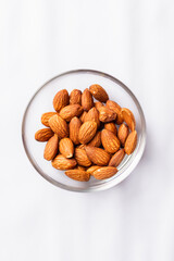 ガラスボウルに盛られたアーモンド