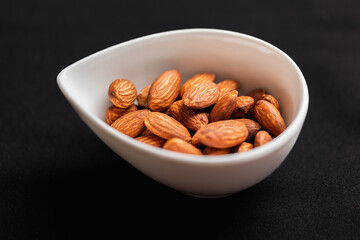 ドロップトレイに入ったアーモンド