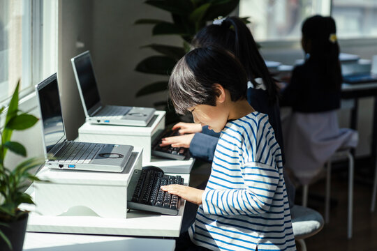 パソコンで勉強する日本人の男の子