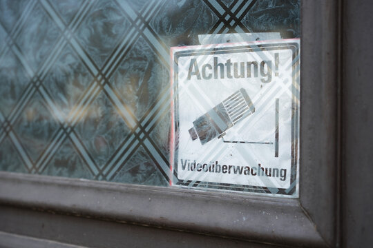 Warnschild "Achtung Video&uuml;berwachung" an einem alten Haus.