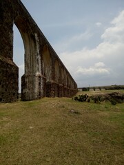 Fototapeta na wymiar Arcos del sitio antiguo acueducto