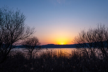琵琶湖の夕焼け　夕陽　サンセット　オレンジに染まる湖　滋賀県草津市