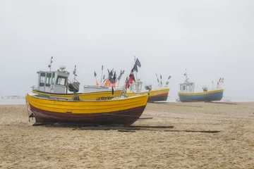 Store enrouleur occultant La Baltique, Sopot, Pologne  Beach in the fog, fishing boats in the foreground. Baltic Sea, Sopot, Poland