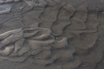 Wasserspuren im Sand an der Ostsee