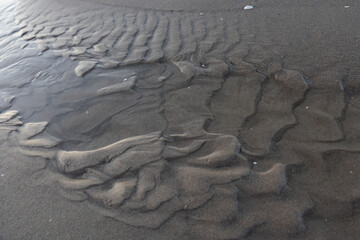 Wasserspuren im Sand an der Ostsee