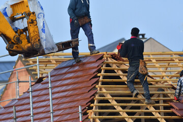 ouvrier couvreur sur un toit d'habitation  - 775622918