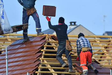 ouvrier couvreur sur un toit d'habitation  - 775622979