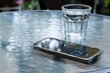 カフェのテラス席に置かれたスマートフォン