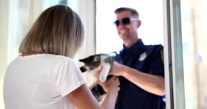 Police officer gives missing cat to owner of house. Search and loss of pets