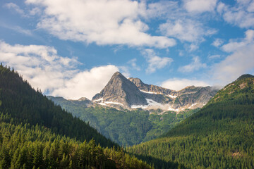 Obraz premium View of the Snow Covered Mountain Peaks and Forest at North Cascades National Park in Washington State