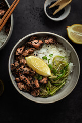 bol de riz spaghetti de courgettes et saumon mariné au sésame noir