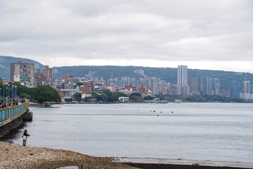 淡水河の河岸から見る淡水の街並み