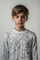 Obraz premium Teen boy in a white shirt against a simple background