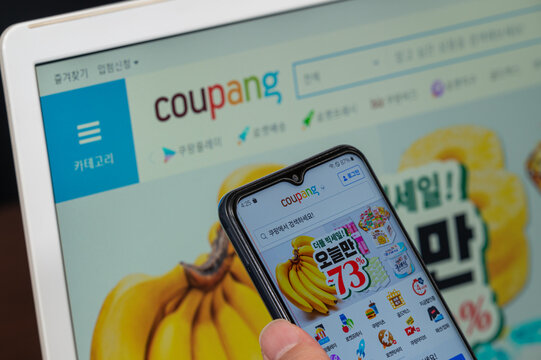 서울, 한국 - 2024년 4월 : 스마트 폰으로 쿠팡을 이용하는 소비자