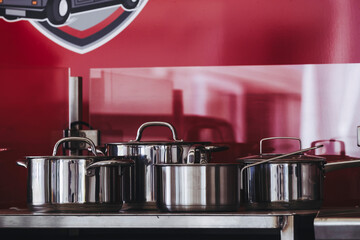 Vaisselle en acier inoxydable dans une cuisine design d'un restaurant bistro