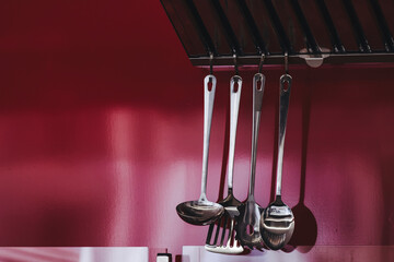 Vaisselle en acier inoxydable dans une cuisine design d'un restaurant bistro - 775780782