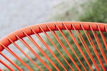 Close-up sur des fils en plastique orange - Arrière-plan design abstrait - 775781568