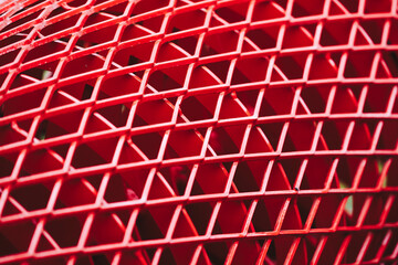 Close-up sur une partie d'outil agricole en métal rouge - Équipement pour l'agriculture - 775783186