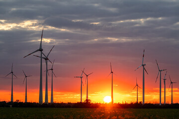 Windkraftanlagen Windpark im Sonnenuntergang