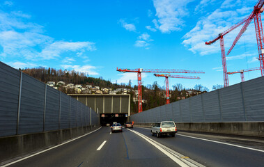 Autobahn A2 vor dem Sonnenbergtunnel bei Luzern (Schweiz)