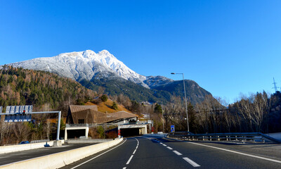 Die Inntal Autobahn A 12 vor dem Roppener Tunnel in Richtung Innsbruck (Tirol/Österreich)