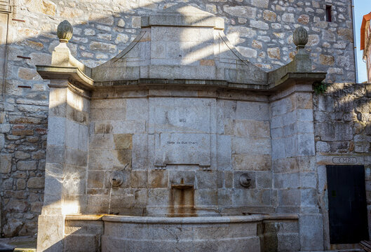 Fountain on Rua de Cimo de Vila street in Porto, Portugal