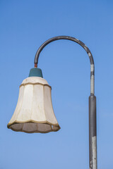 Alter Lampenschirm auf einem Laternenpfahl, Deutschland - 775817777
