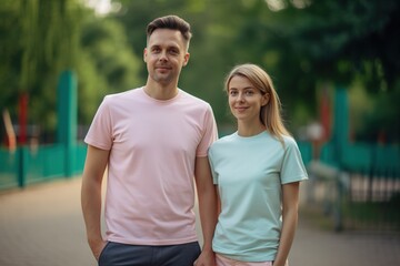 Obraz premium A man and woman are standing next to each other on a sidewalk