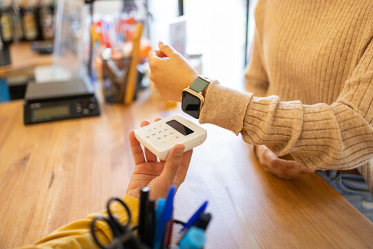 Contactless payment with smartwatch at checkout