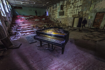 Piano in music school in Pripyat, abandoned city in Chernobyl Exclusion Zone, Ukraine - obrazy, fototapety, plakaty