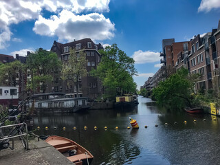 Ciudad de Amsterdam, edificio iluminado y canal por el día y la noche, Países Bajos