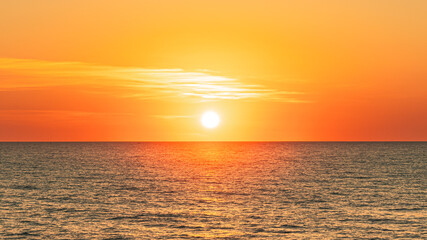 Fototapeta premium O sol no amanhecer da praia - horizonte