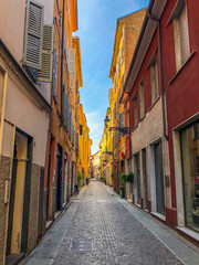 uma rua com prédios coloridos em uma cidade do interior da Itália