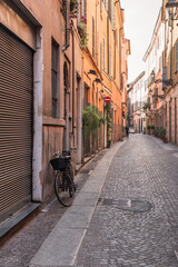 uma charmosa rua em uma cidade da Itália