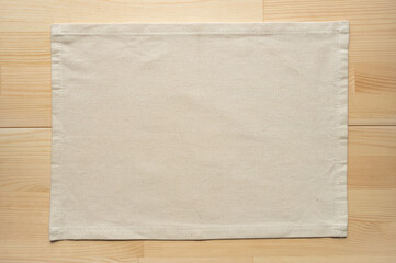 赤松の板のテーブルとランチョンマット