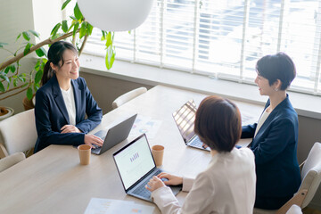 ミーティングするビジネスウーマン