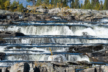 Trappstegsforsen der Kaskaden Wasserfall an der Wildnisstrasse in Schweden im Herbst	